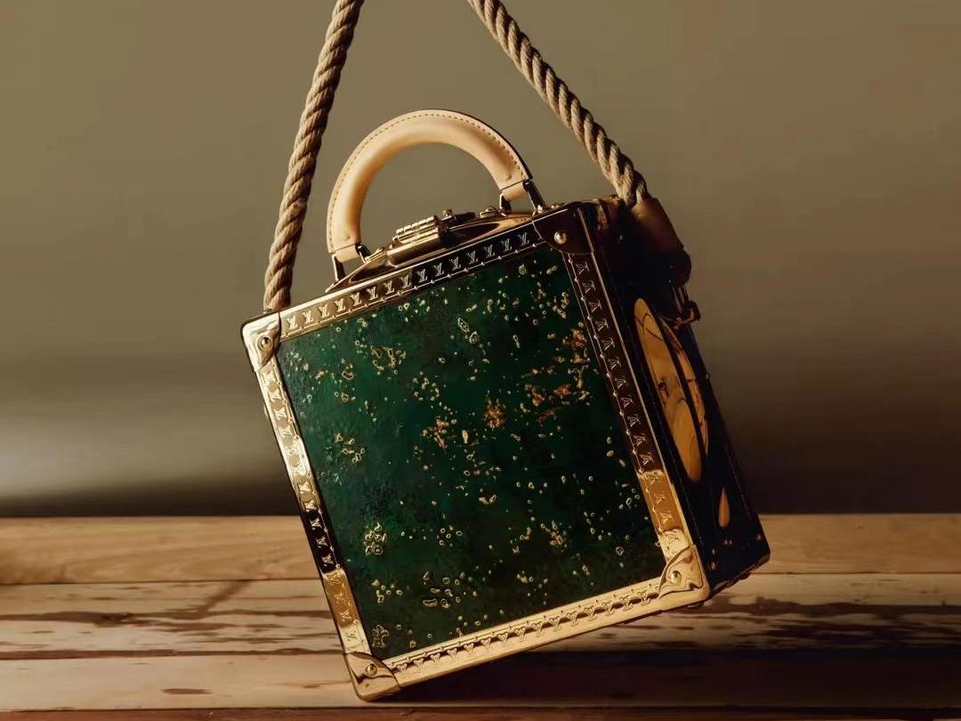 LV髹漆小羊皮金属Malle Gonflée手袋