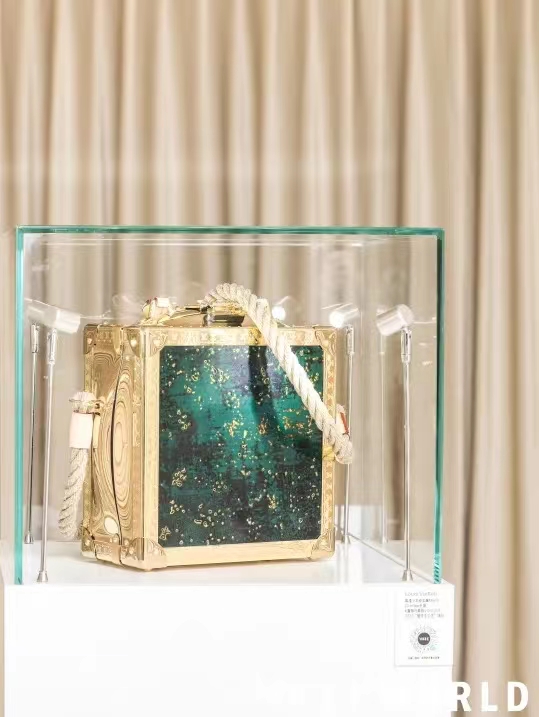 VOGUE WORLD展览现场 — 展柜中的髹漆手袋