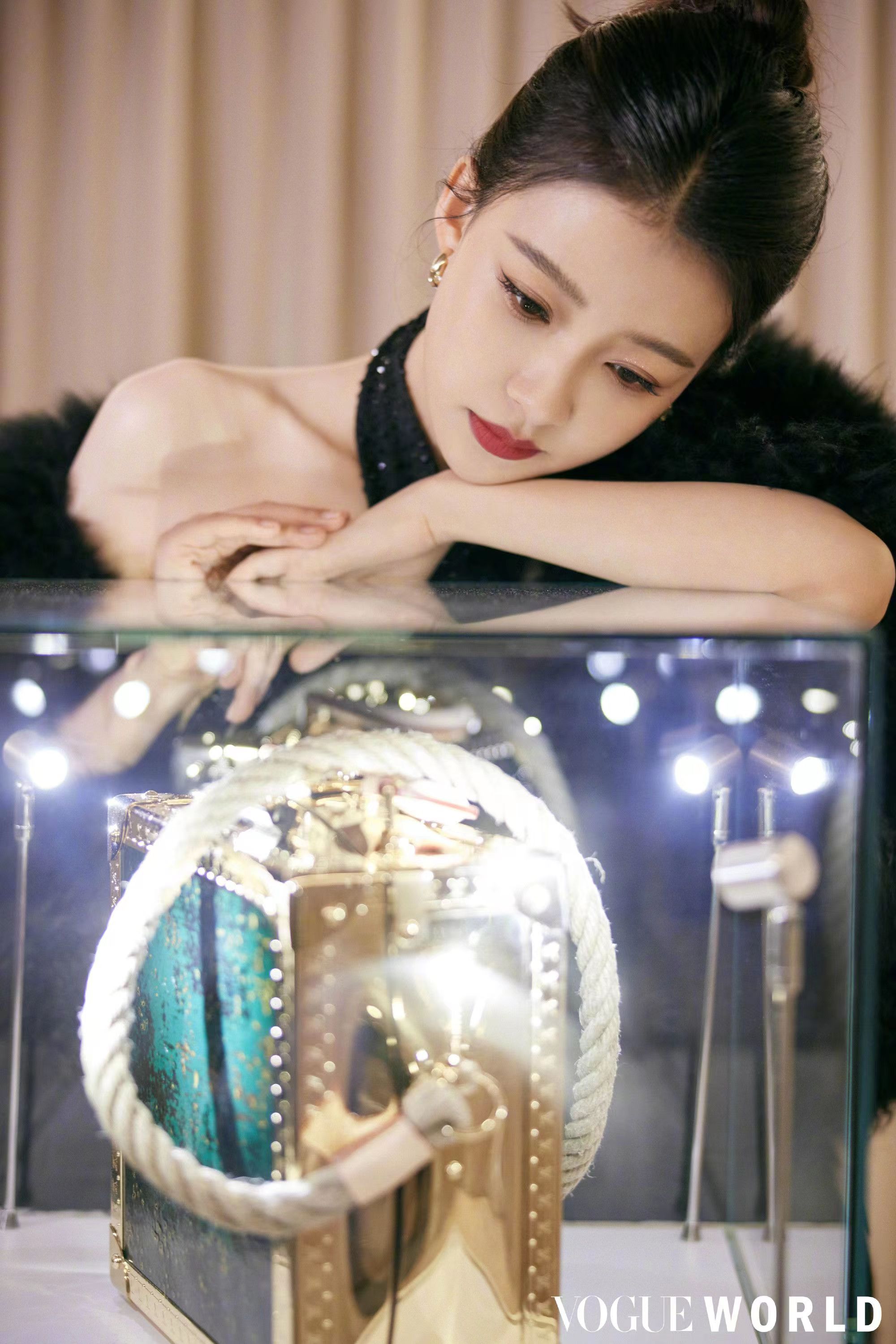 VOGUE WORLD展览现场 — 明星俯看髹漆手袋