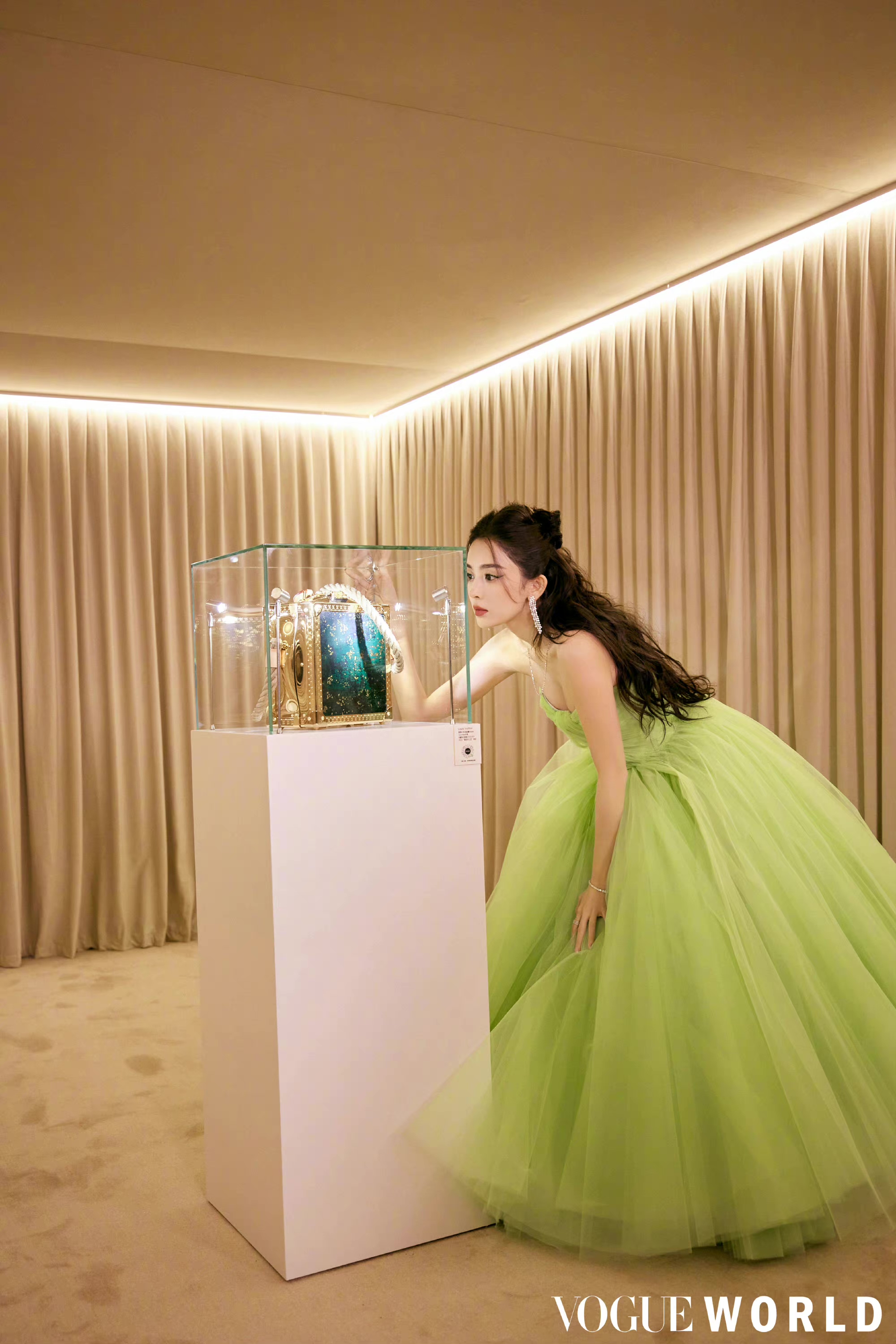 VOGUE WORLD展览现场 — 明星近距离观赏展品