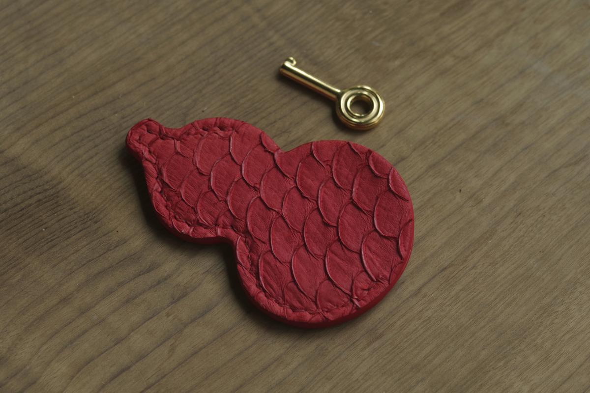 鲤鱼皮皮箱钥匙套装